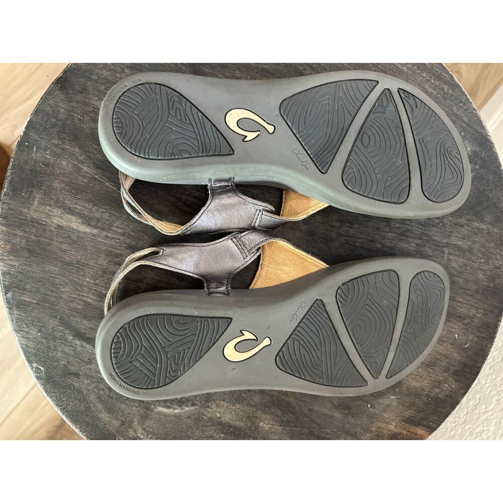 OluKai Eheu Thong Sandals Womens 9 Silver Leather Ankle Strap Comfort - Picture 4 of 7